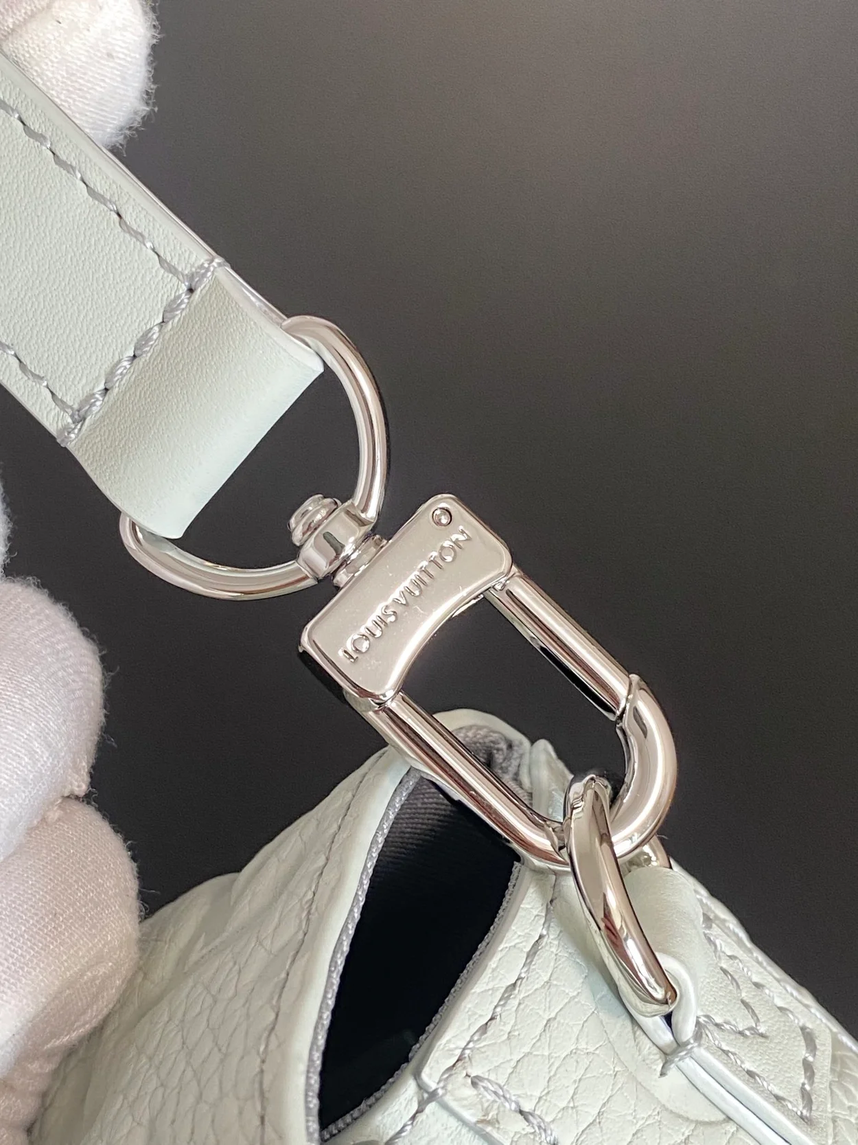 루이비통 S-락 버티컬 웨어러블 월릿 M82568