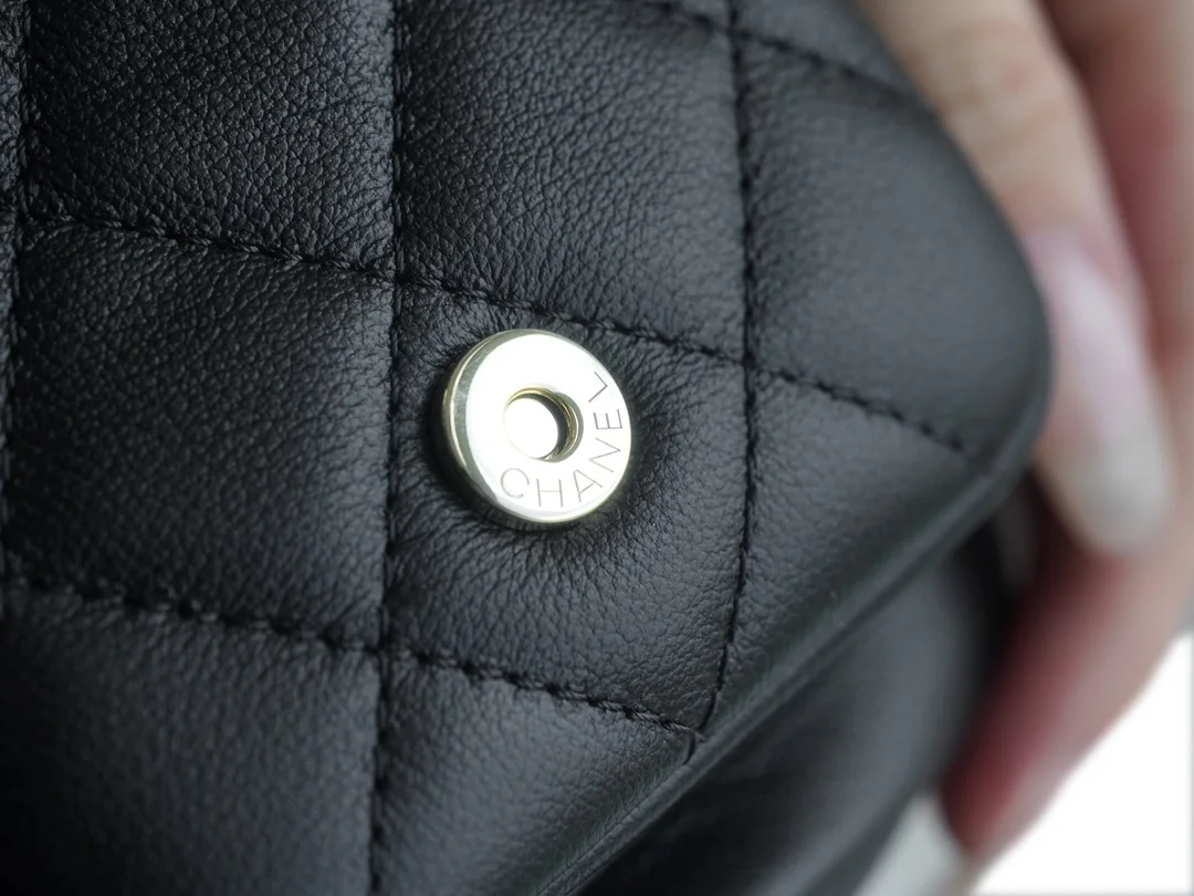 샤넬 23A 듀마 더블 포켓 백 미디엄 블랙 카프스킨