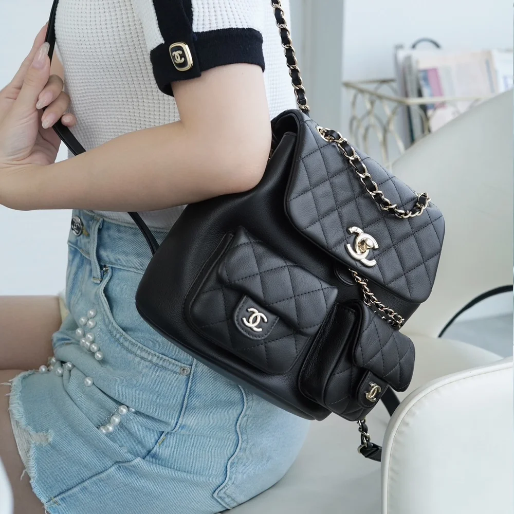 샤넬 23A 듀마 더블 포켓 백 미디엄 블랙 카프스킨