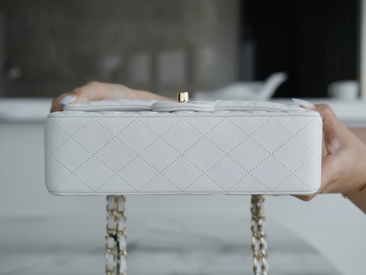 샤넬 클래식 스몰 화이트 금장 램스킨