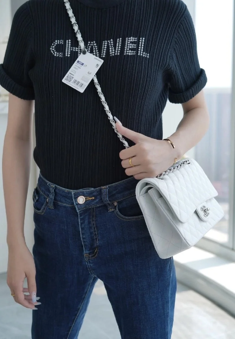 샤넬 클래식 미디엄 화이트 은장 캐비어