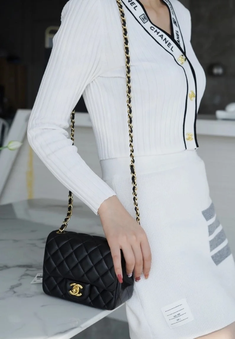 샤넬 클래식 뉴미니 블랙 금장 램스킨