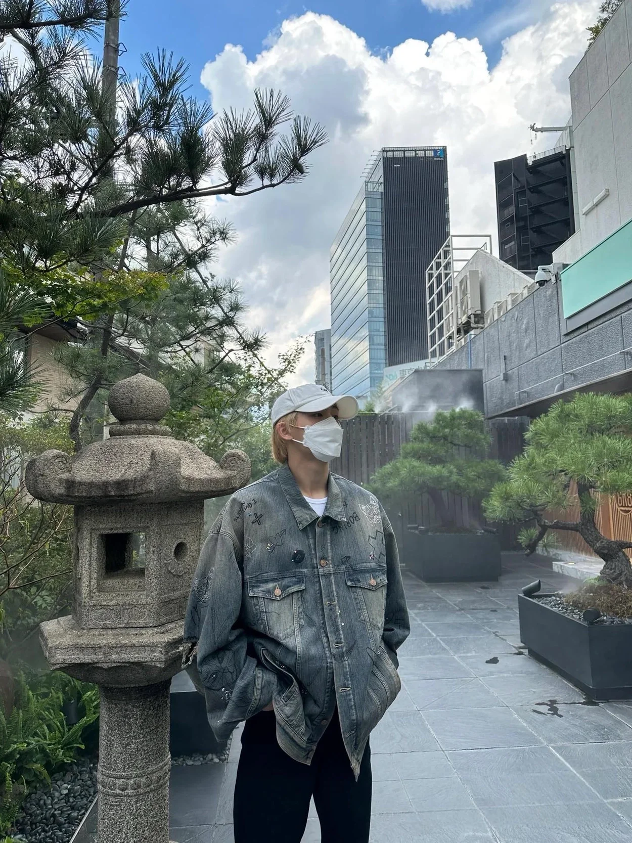발렌시아가 엠벨리시드 데님 재킷