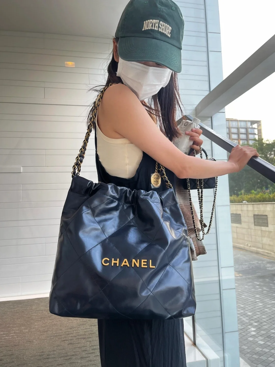 샤넬 22백 라지 블랙 금장 상세 이미지 5