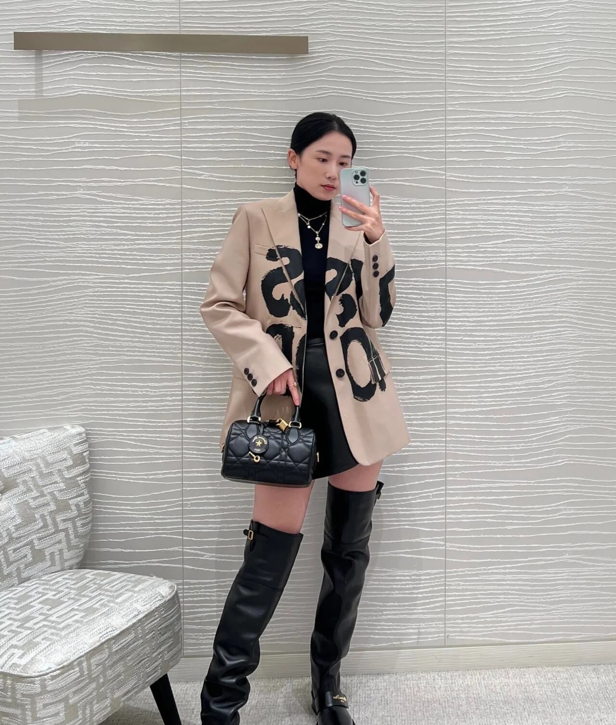 디올 블랙 Miss Dior Graffiti 모티브 블레이저