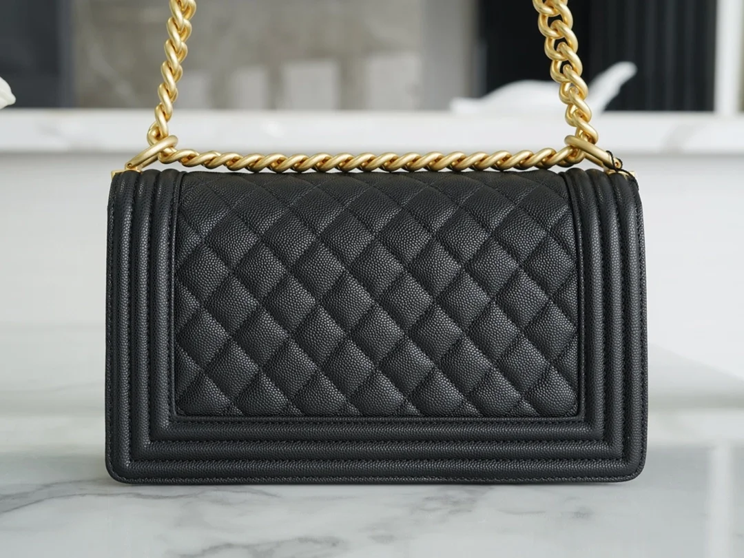 샤넬 캐비어 보이백 미디엄 골드 버클