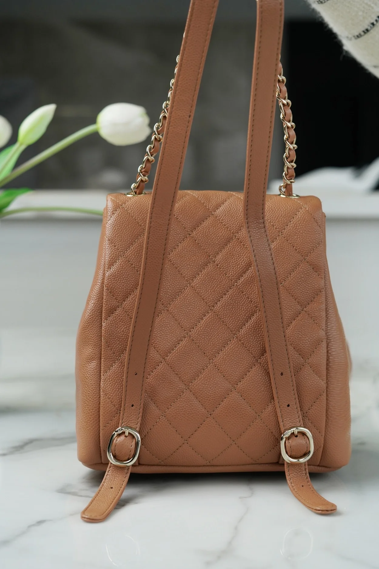 샤넬 23A 듀마 더블 포켓 백 미디엄 카라멜