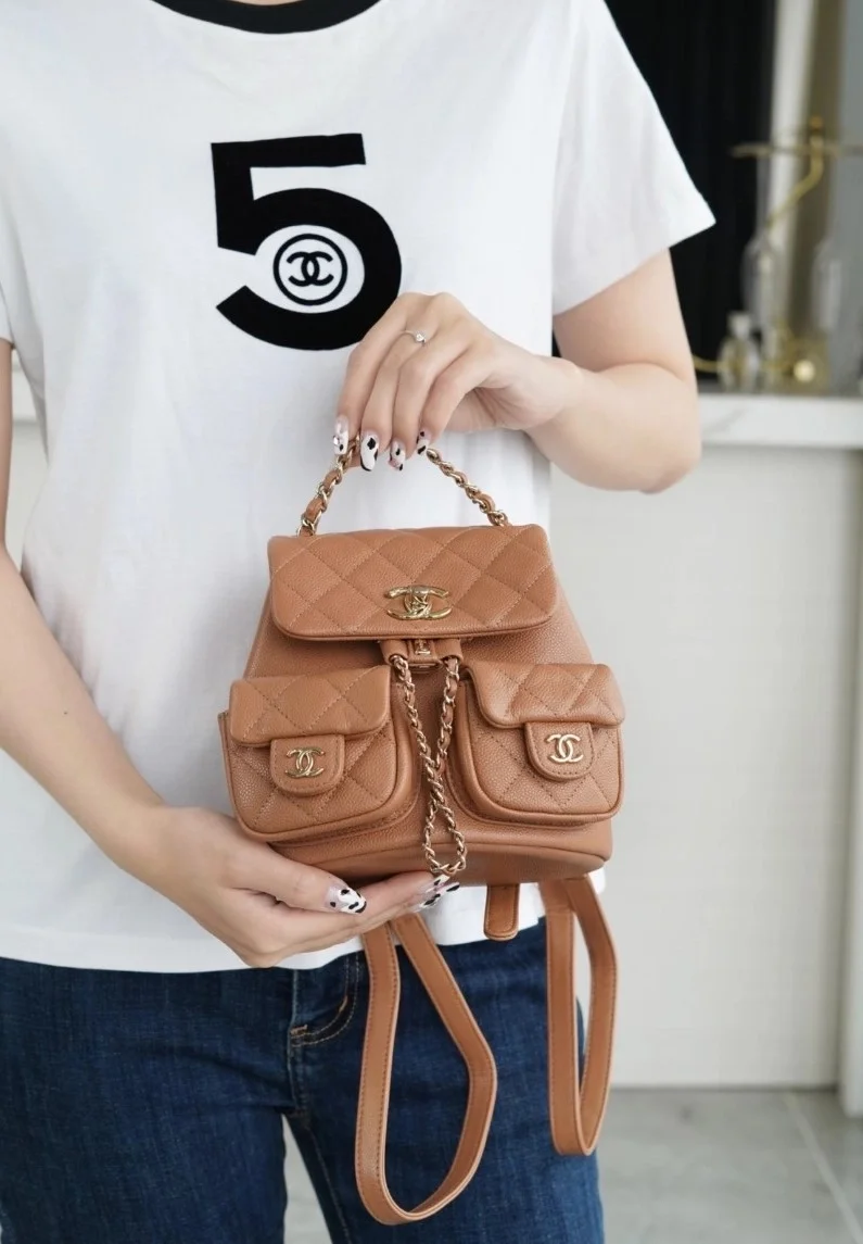 샤넬 23A 듀마 더블 포켓 백 스몰 카라멜