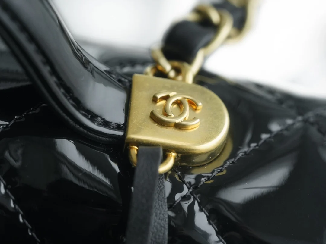샤넬 라지 백팩 블랙 금장 유광
