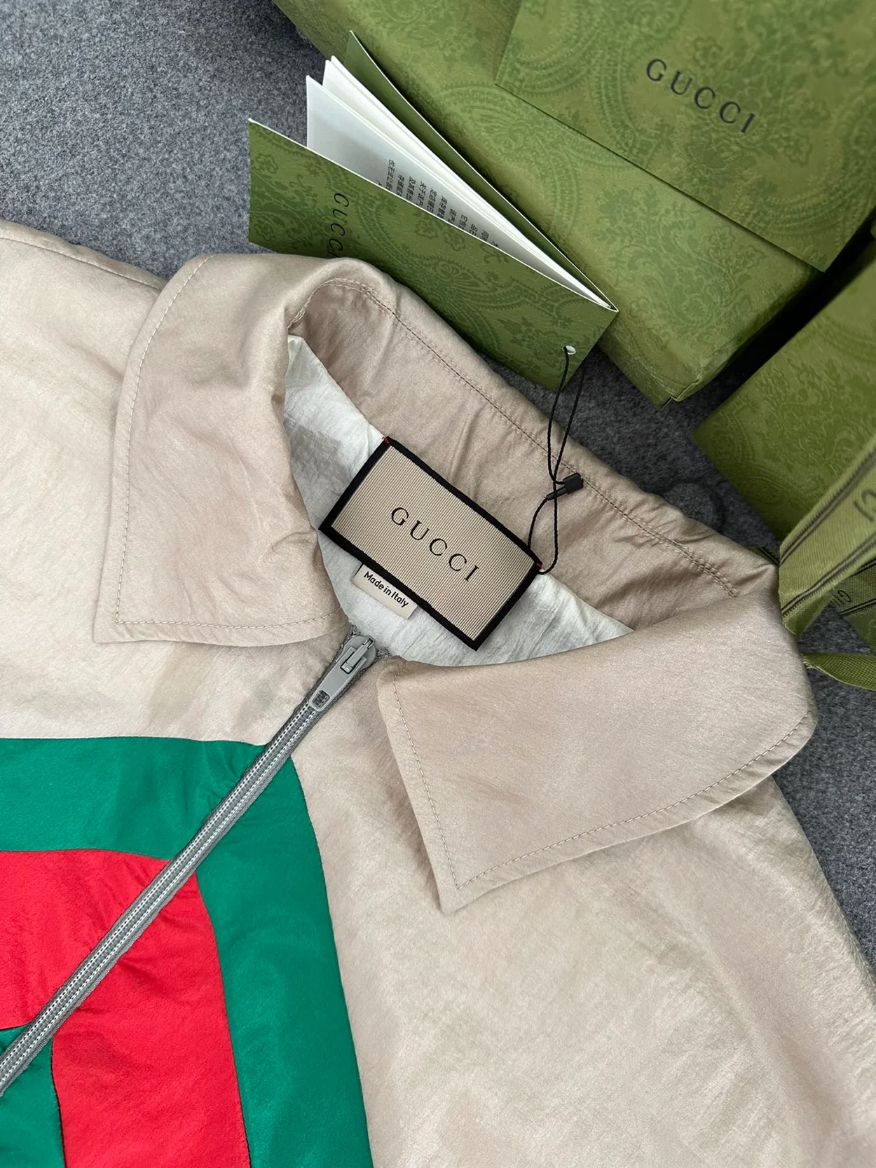 구찌 뉴트럴 로고 프린트 나일론 재킷