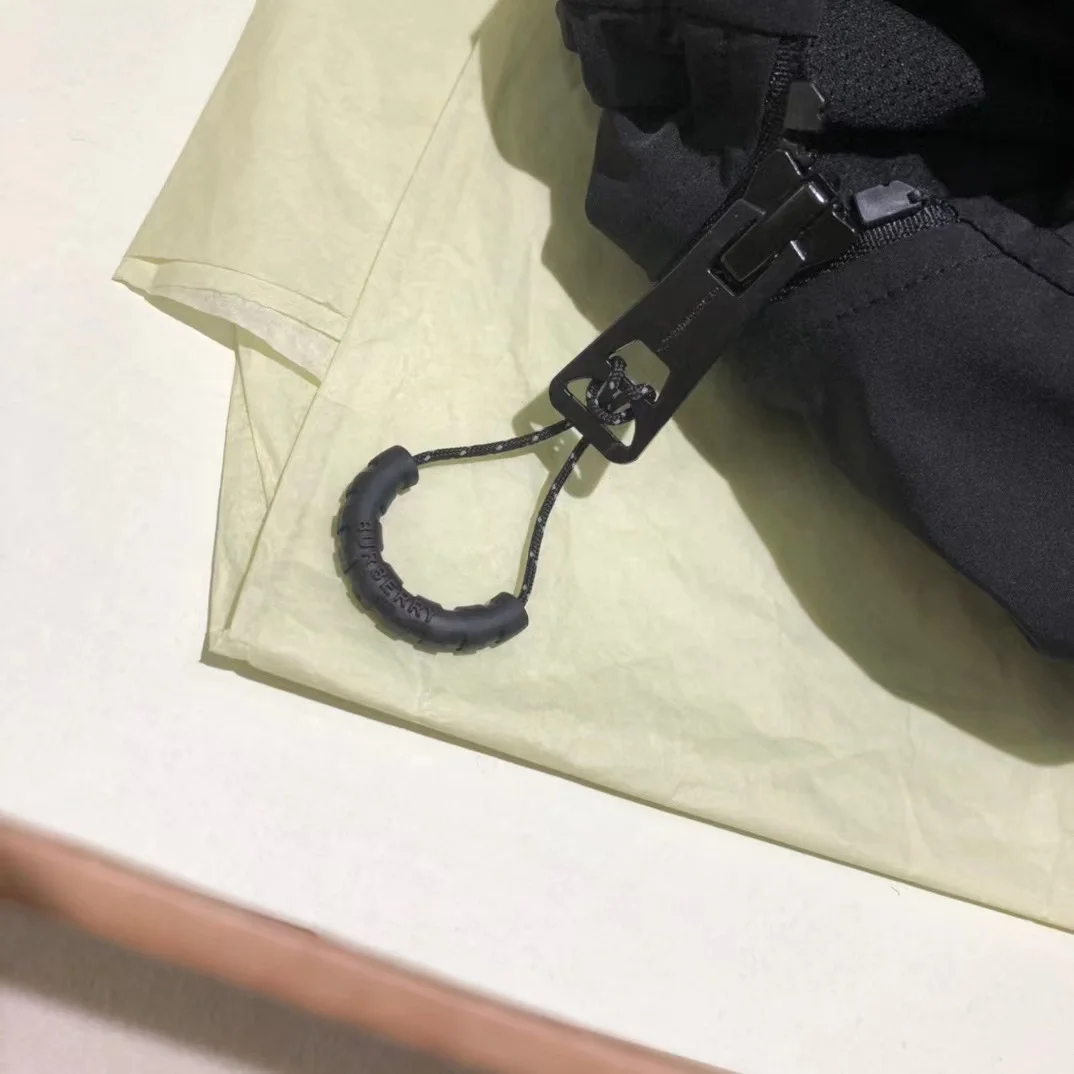 버버리 리플렉티브 로고 프린트 쿼터 집 자켓