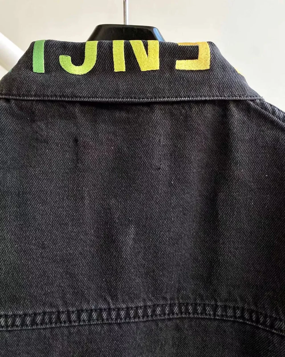 발렌시아가 넥 레인보우 로고 블랙 데님 자켓