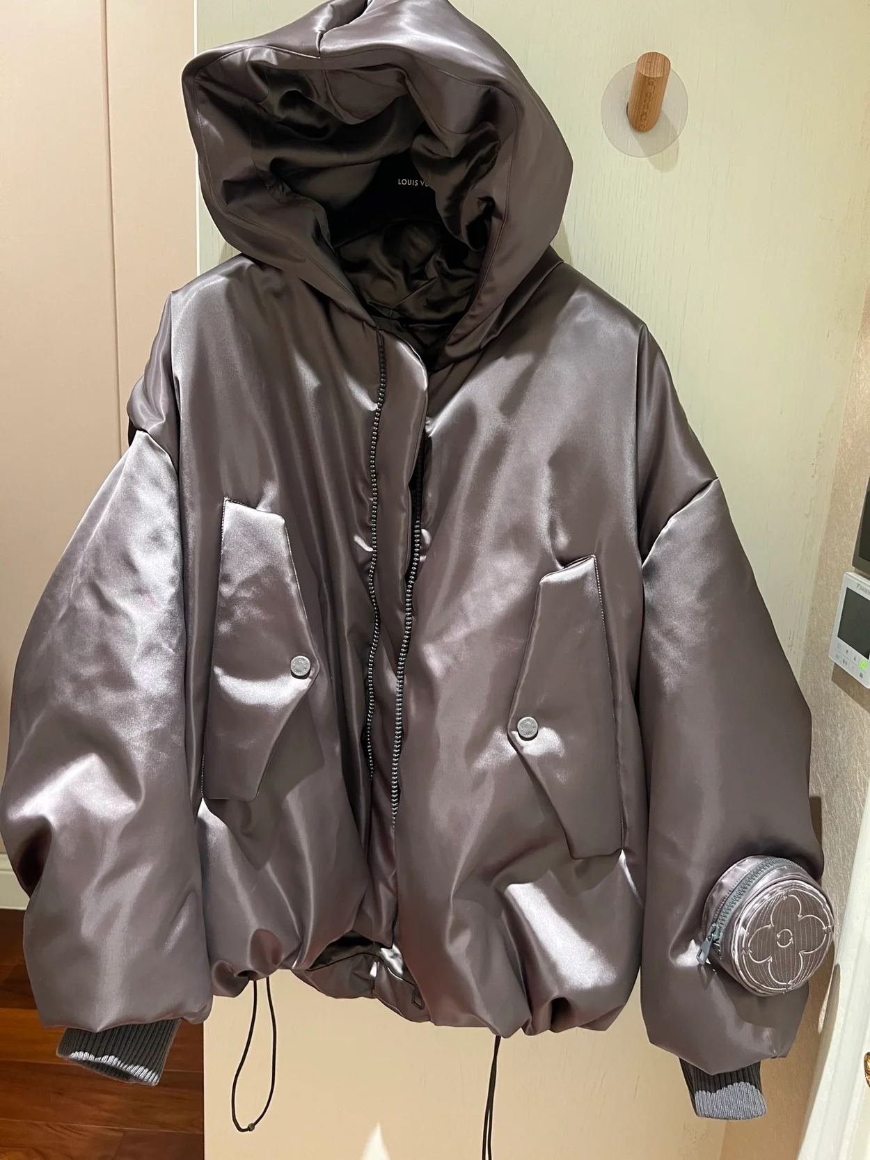루이비통 엠브로이더드 오버사이즈드 보머 자켓 1ABZEB
