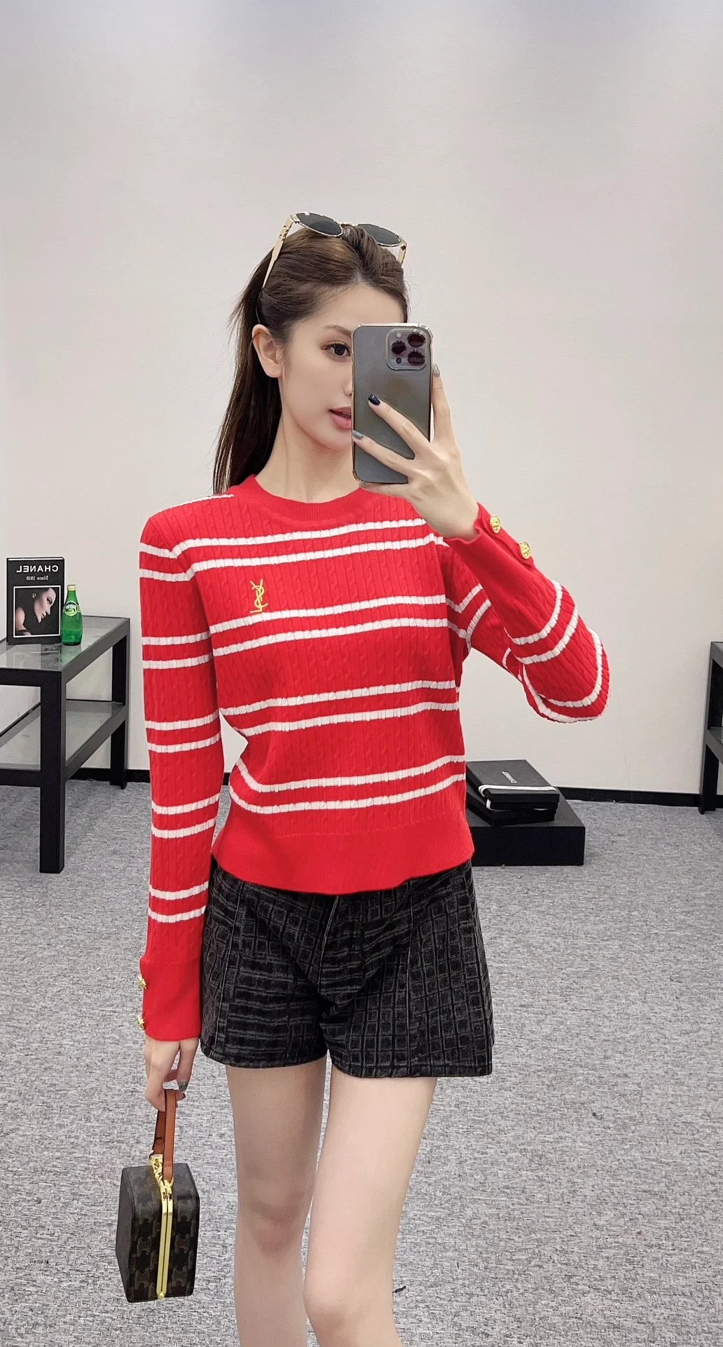 생로랑 엠브로이더드 스트라이프 크루넥 스웨터