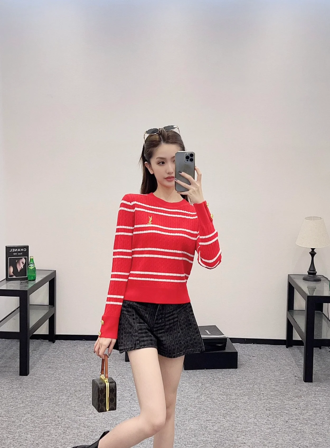 생로랑 엠브로이더드 스트라이프 크루넥 스웨터
