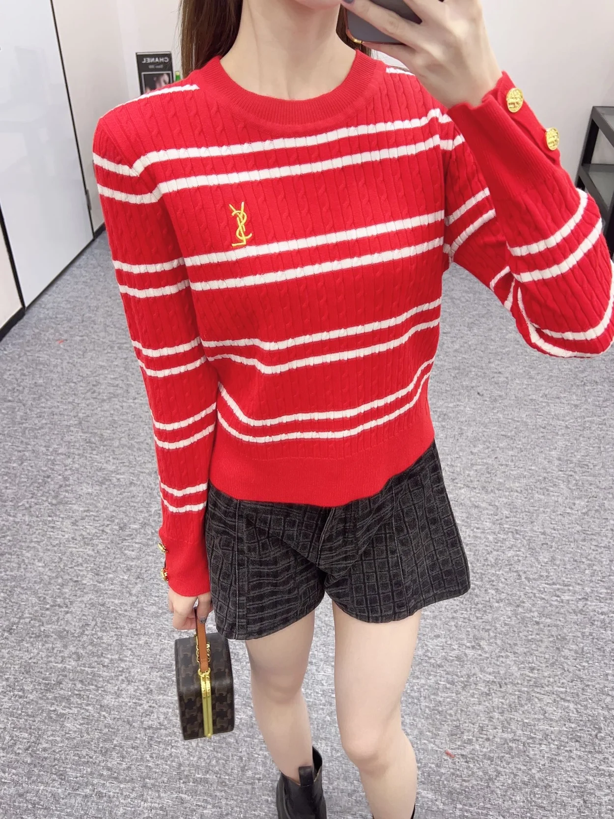 생로랑 엠브로이더드 스트라이프 크루넥 스웨터