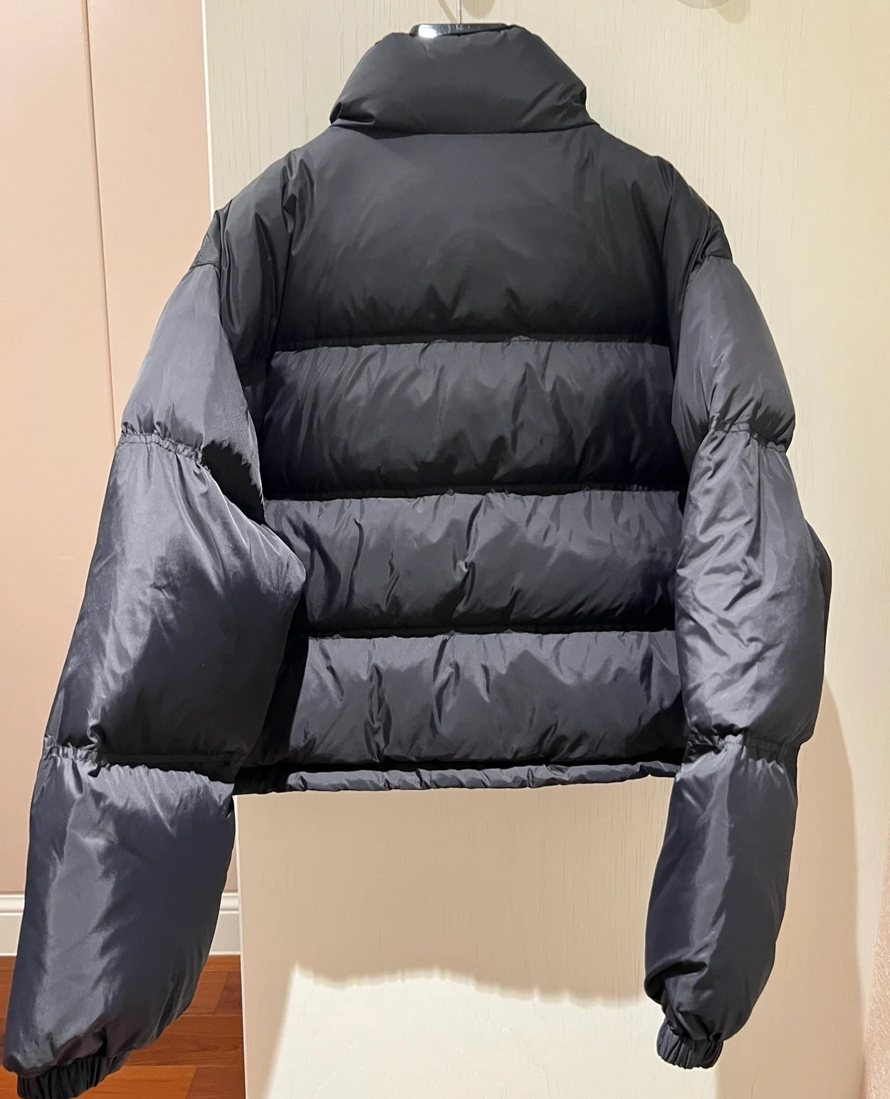 셀린느 크롭 트리옹페 다운 자켓