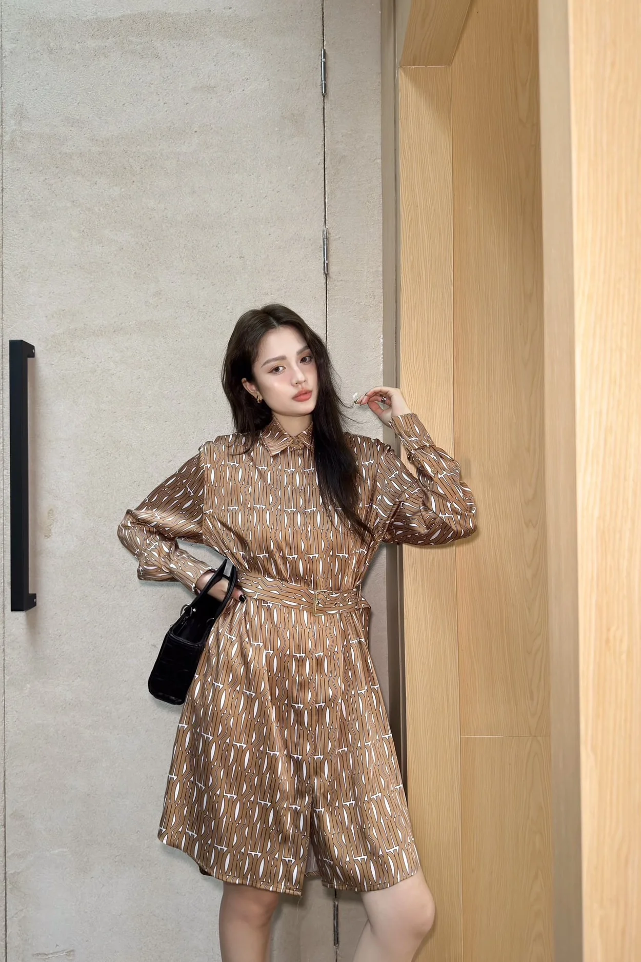 디올 카멜 Miss Dior Allover 모티브 벨트 셔츠 드레스