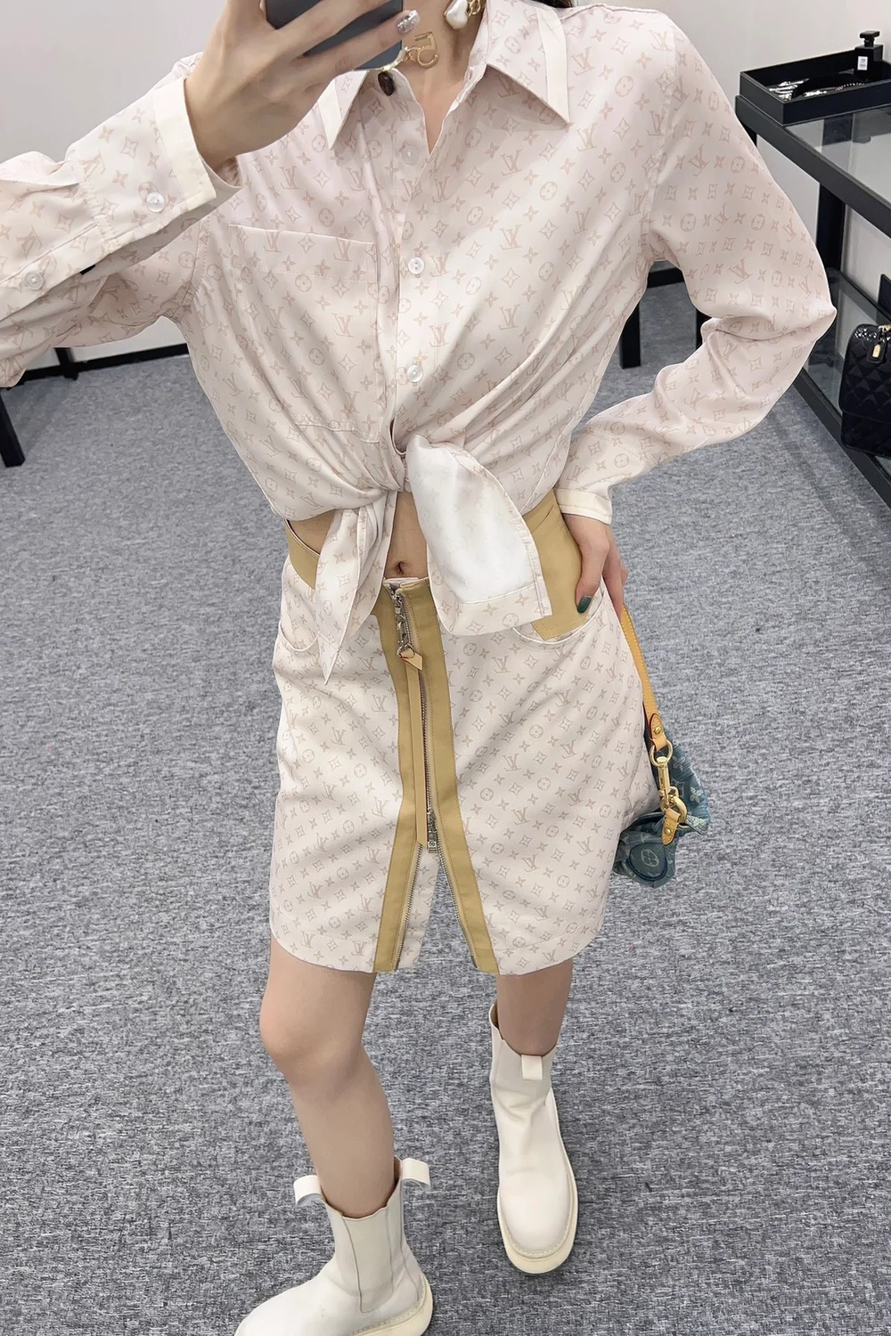 루이비통 레더 액센트 미니 모노그램 스커트