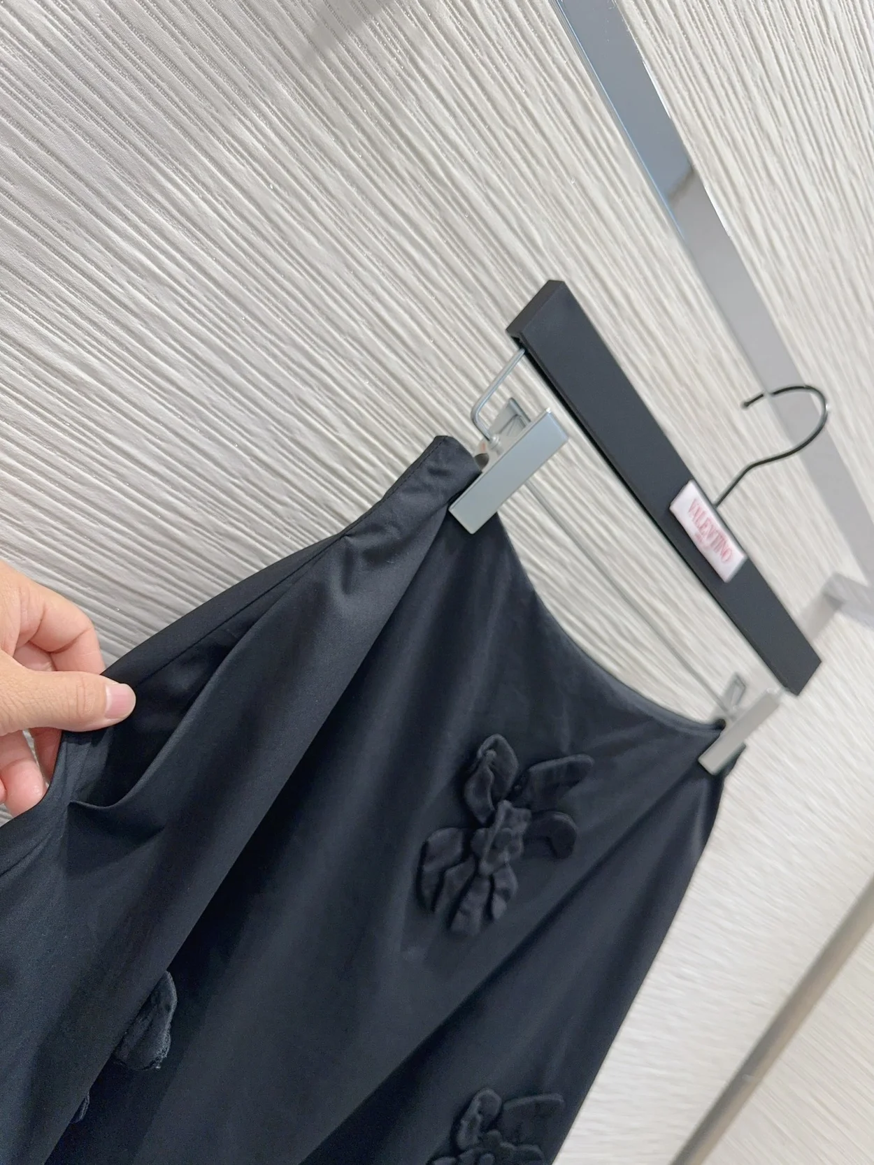 발렌티노 컴팩트 포플린 자수 미디 스커트 블랙