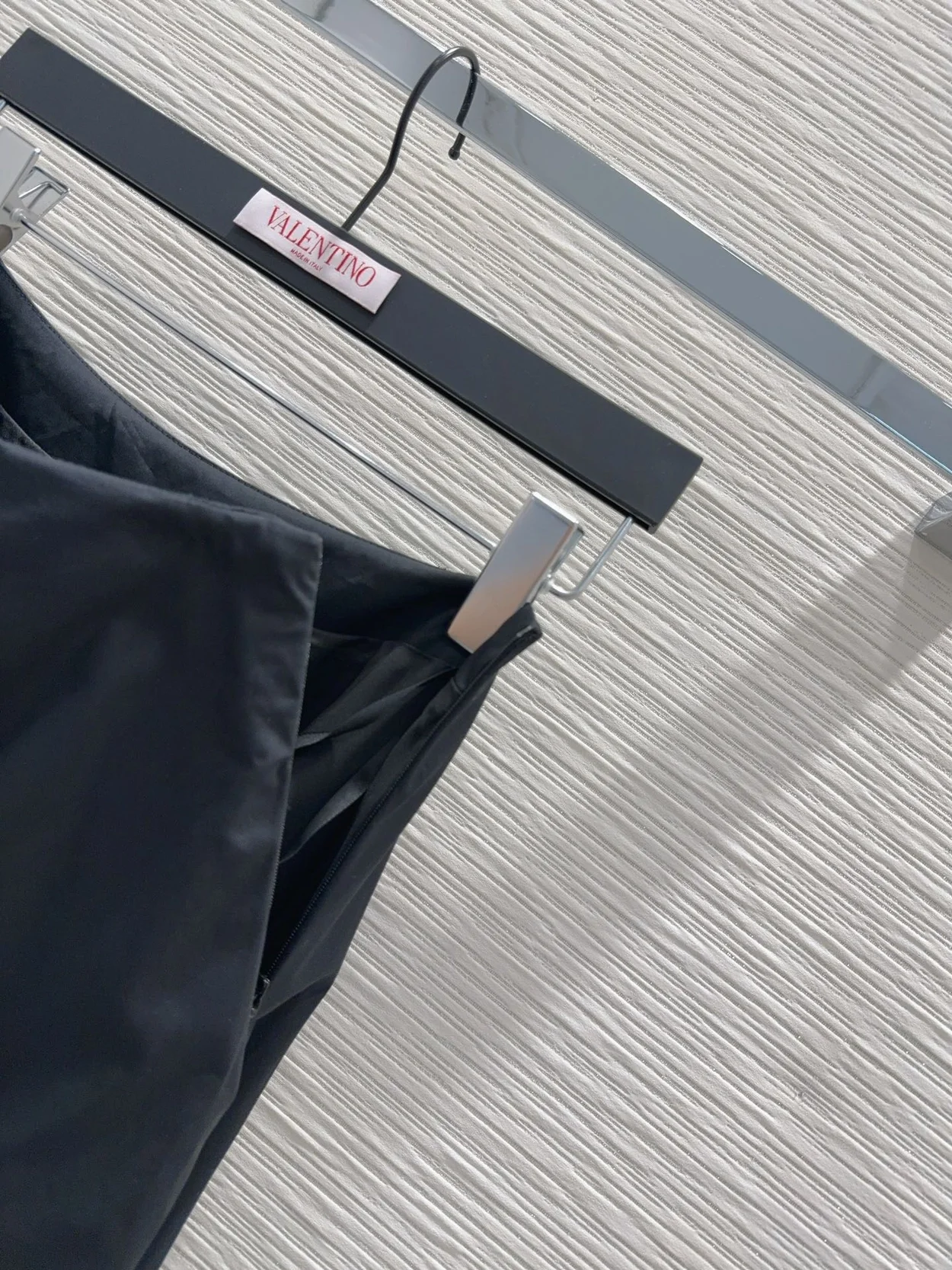 발렌티노 컴팩트 포플린 자수 미디 스커트 블랙
