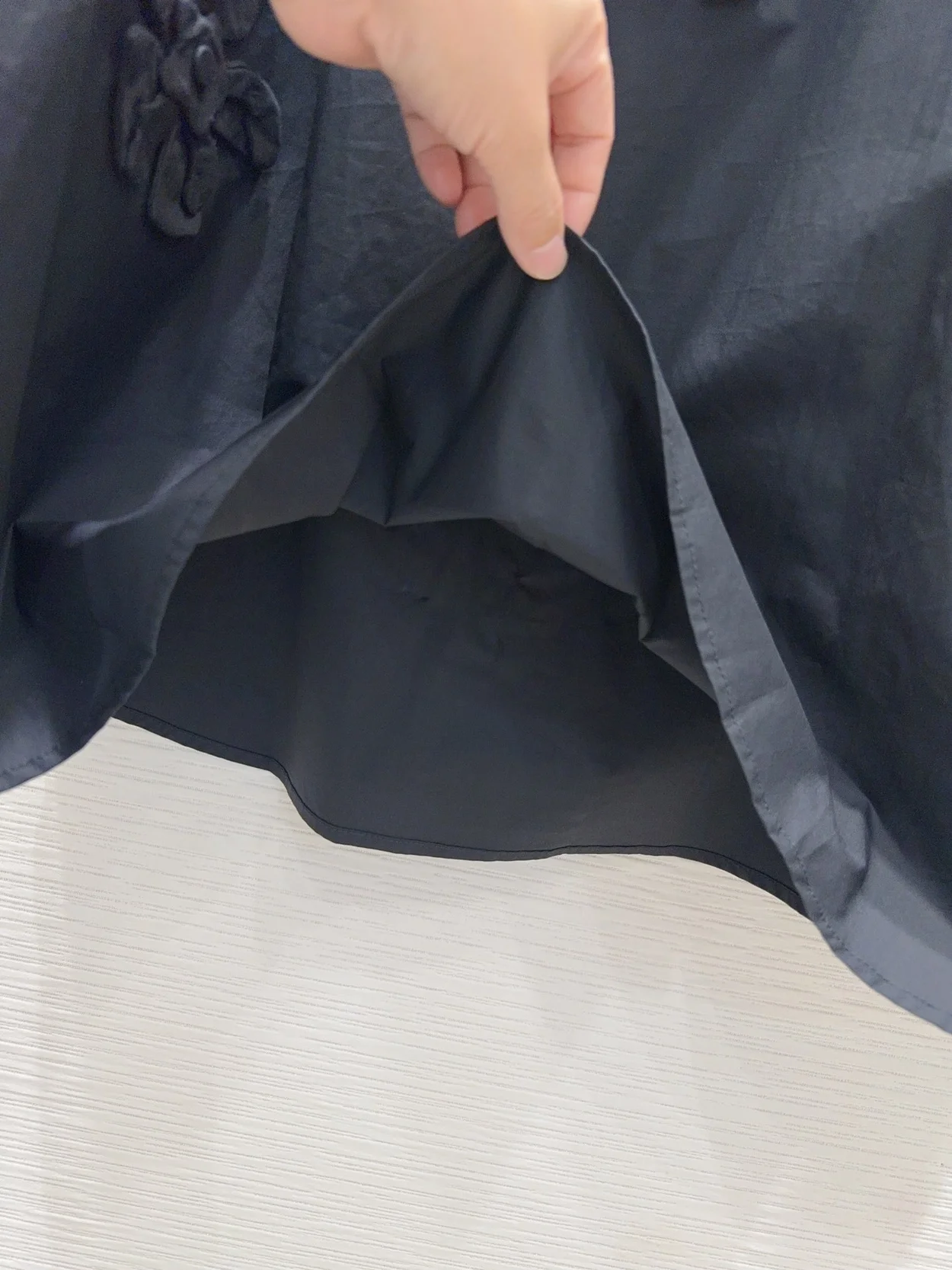 발렌티노 컴팩트 포플린 자수 미디 스커트 블랙