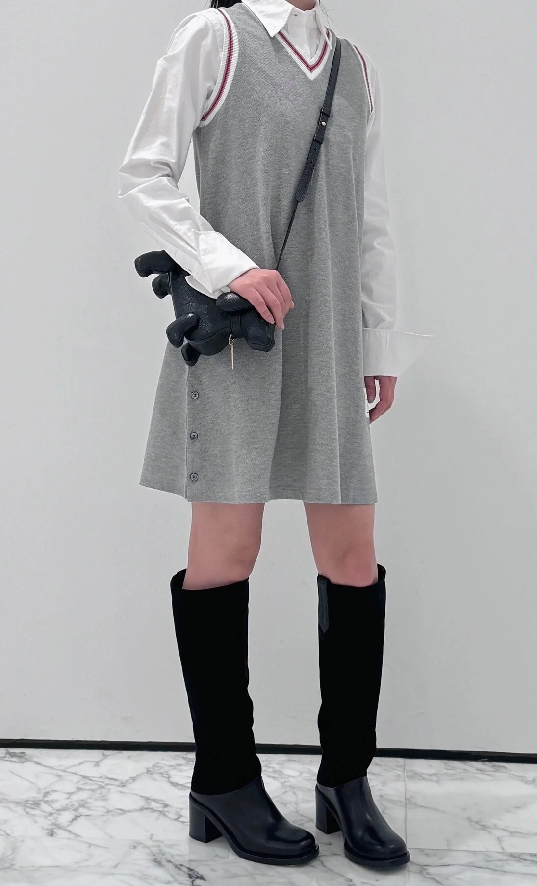 톰브라운 클래식 피케 스트라이프 브이넥 드레스 그레이