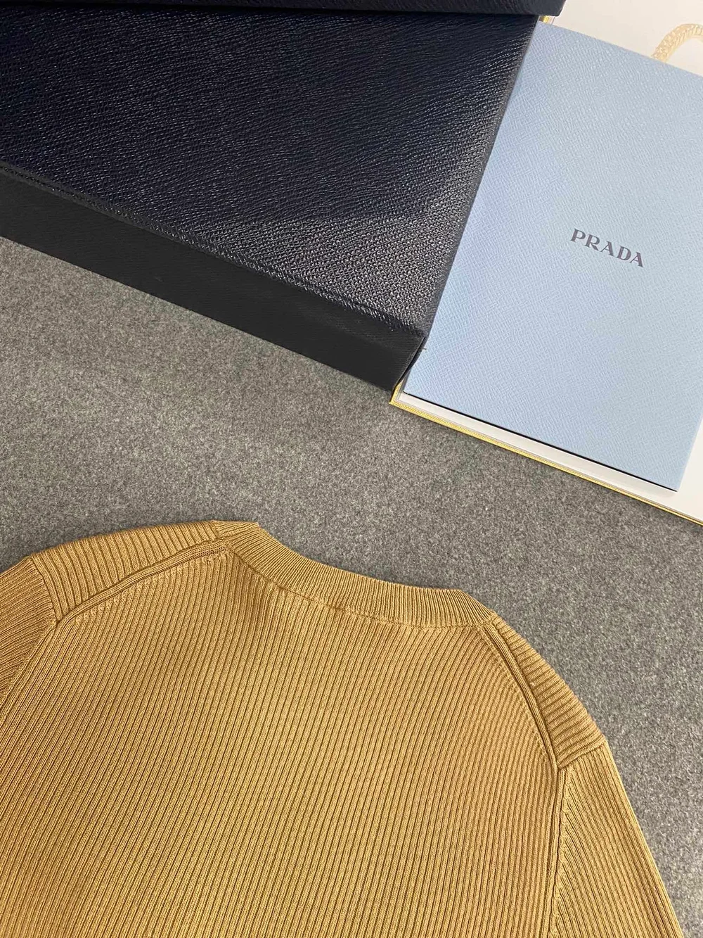 프라다 로고 실크 크루넥 스웨터