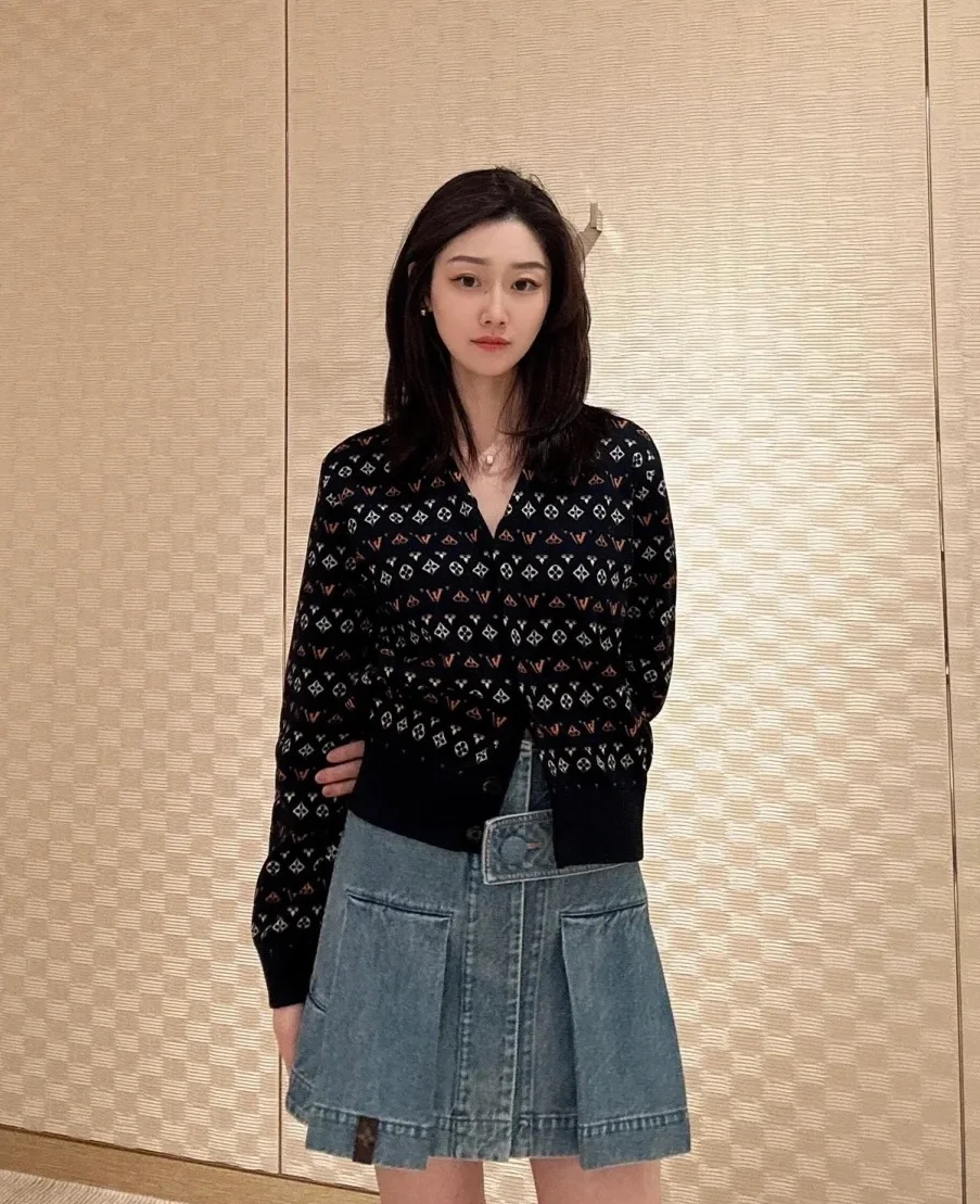 루이비통 엠보스드 모노그램 컴팩트 가디건