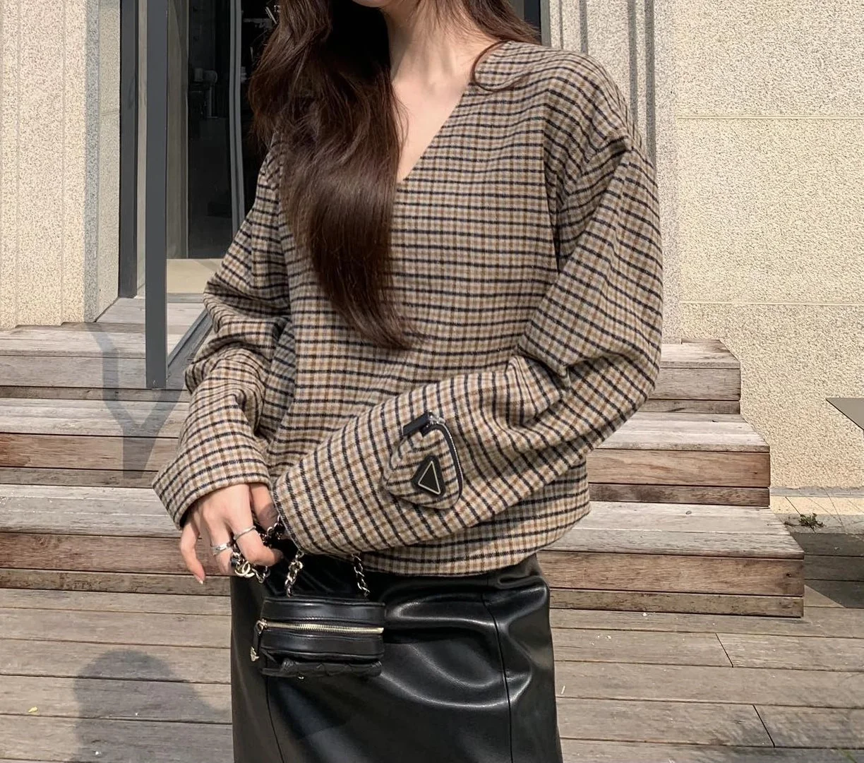 프라다 포켓 슬리브 브이넥 탑