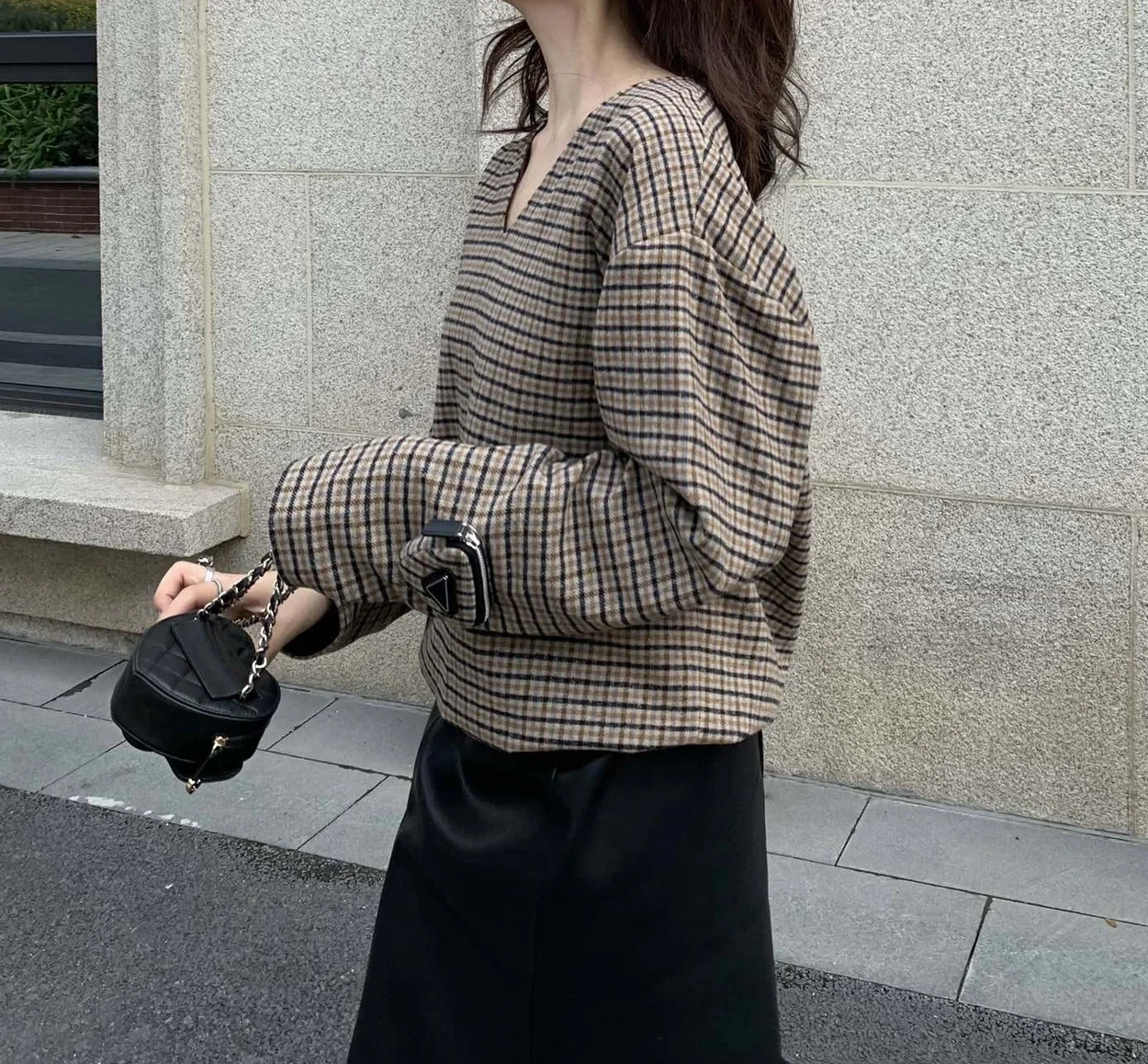프라다 포켓 슬리브 브이넥 탑