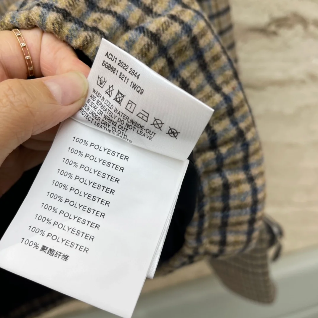 프라다 포켓 슬리브 브이넥 탑