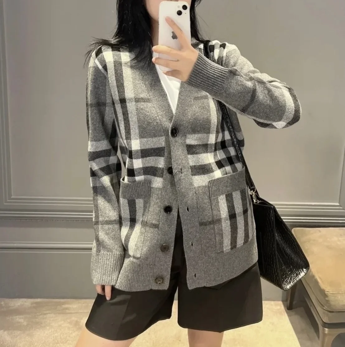 버버리 체크 패턴 브이넥 가디건