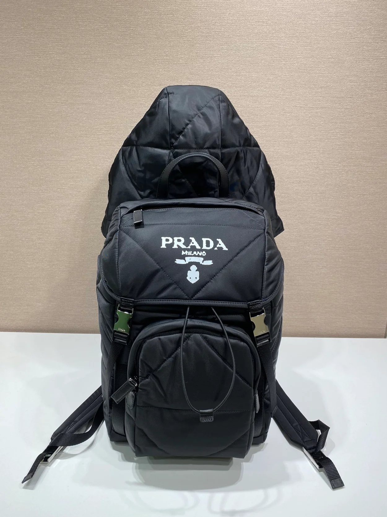 프라다 리나일론 패딩 후드 백팩