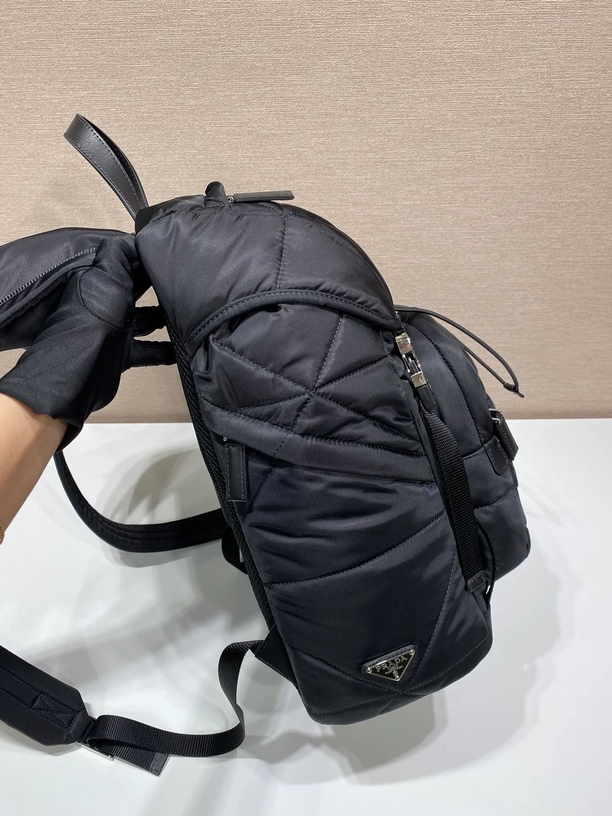 프라다 리나일론 패딩 후드 백팩