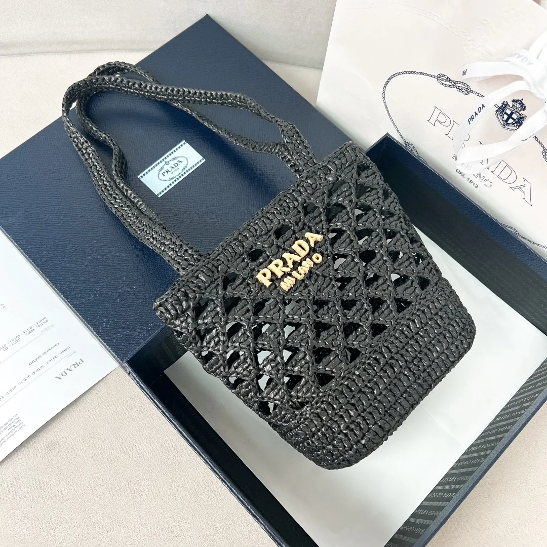 프라다 크로셰 토트백 블랙