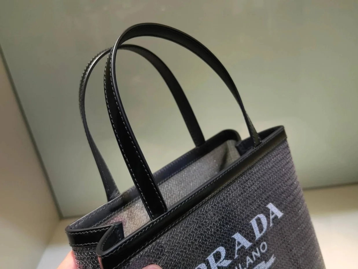 프라다 스몰 시퀸 메쉬 토트백 블랙