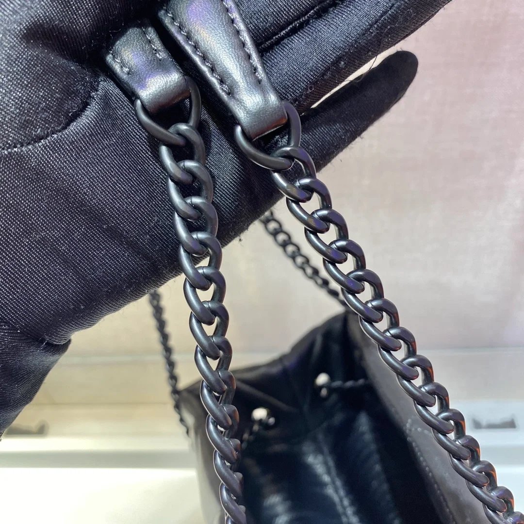 프라다 스펙트럼 나파 레더 퀄팅 토트백