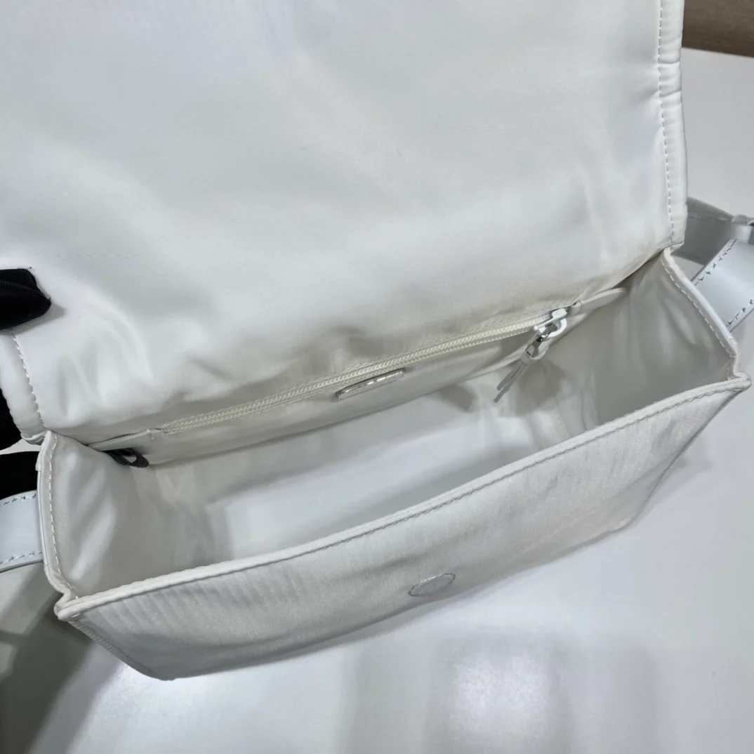 프라다 스몰 패딩 리나일론 숄더백 화이트