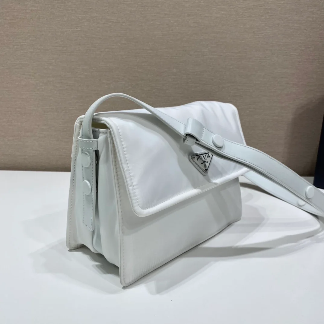 프라다 스몰 패딩 리나일론 숄더백 화이트