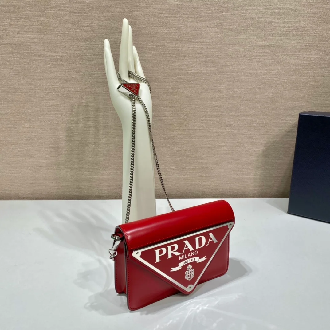 프라다 브러쉬드 레더 숄더백 레드