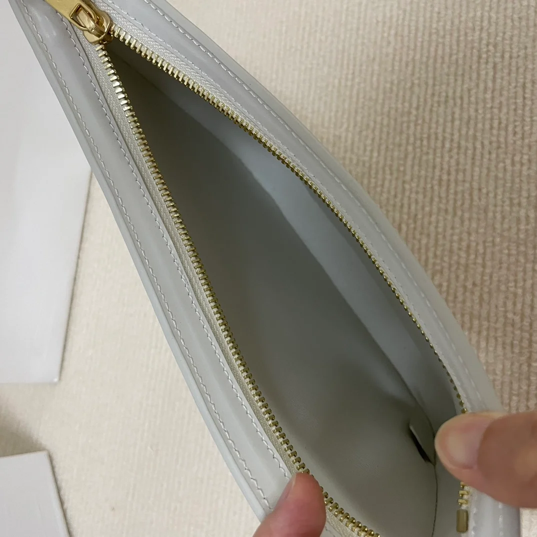 셀린느 크로크백 아크틱 화이트