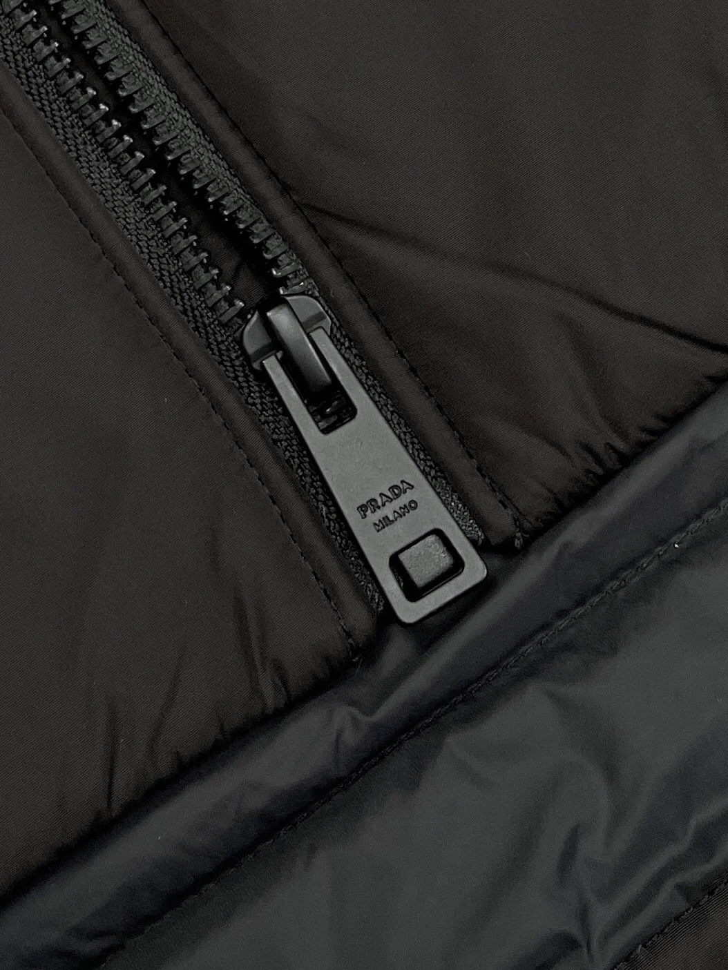 프라다 리나일론 푸퍼 자켓 블랙