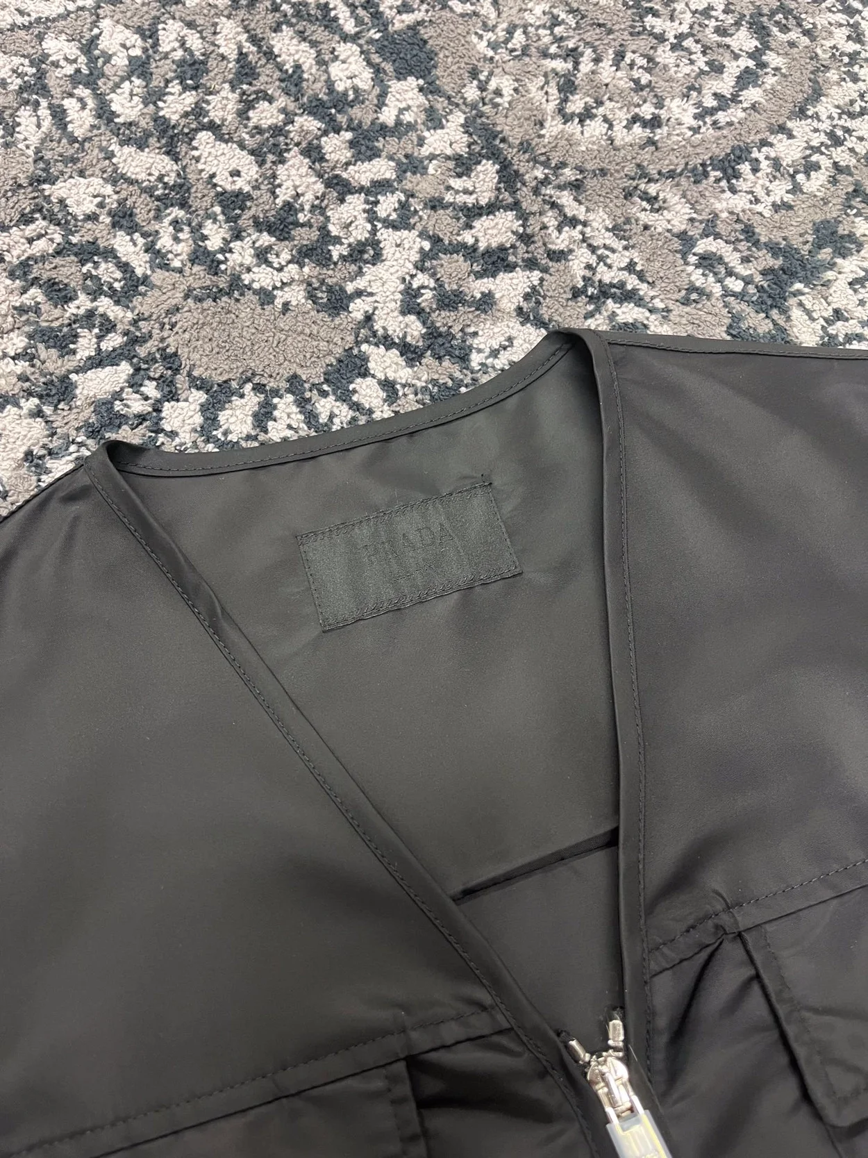 프라다 리나일론 캐주얼 베스트