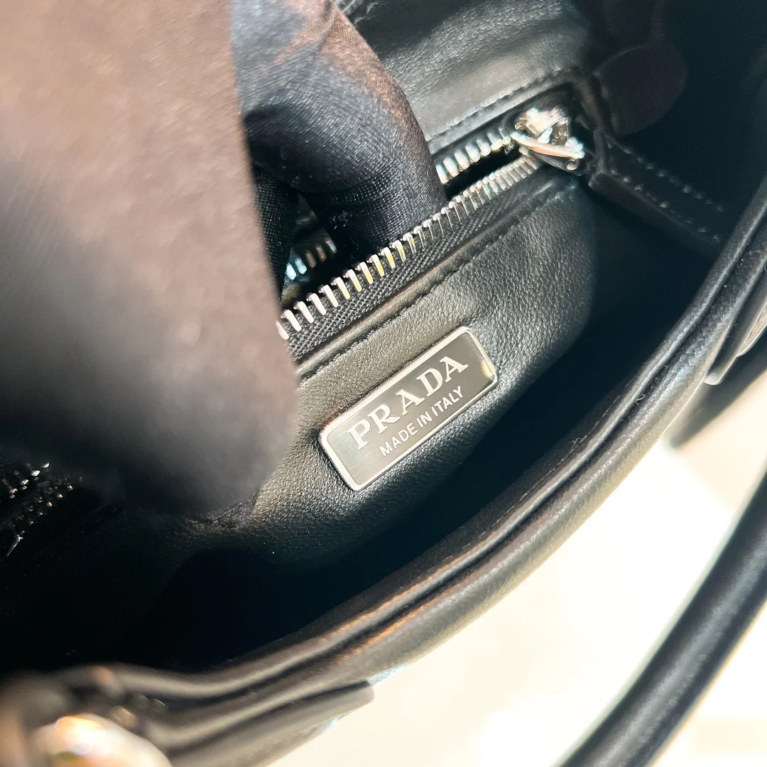프라다 문 패딩 나파 버클 레더 숄더백