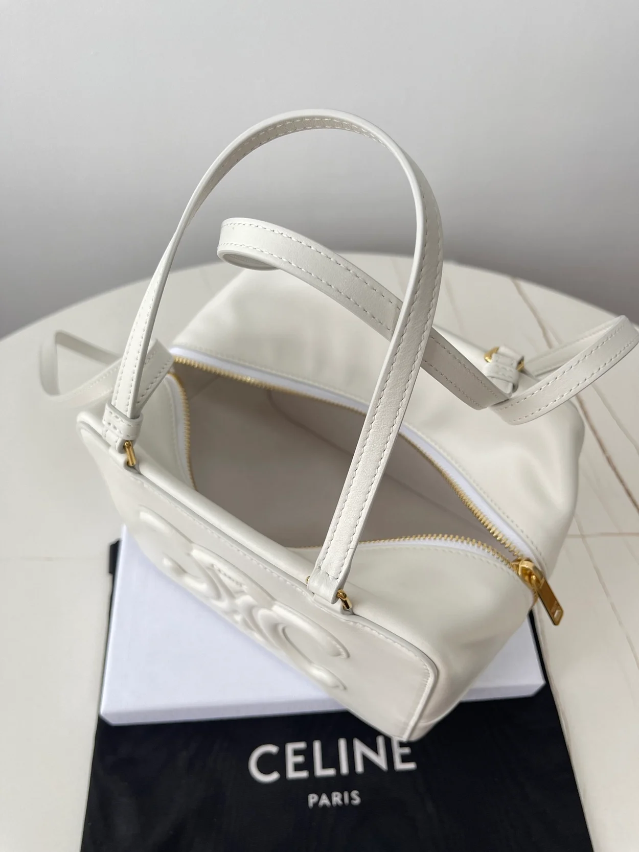 셀린느 폴디드 큐브백 화이트
