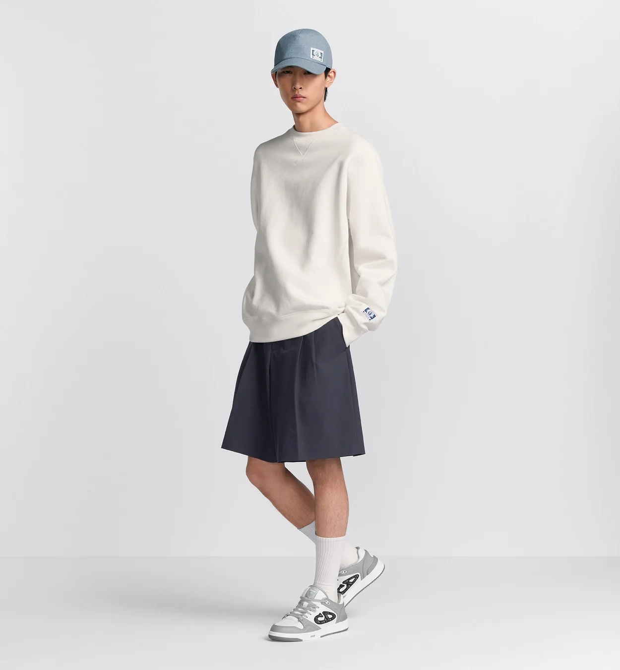 디올 참 캐주얼 핏 스웨트셔츠 화이트