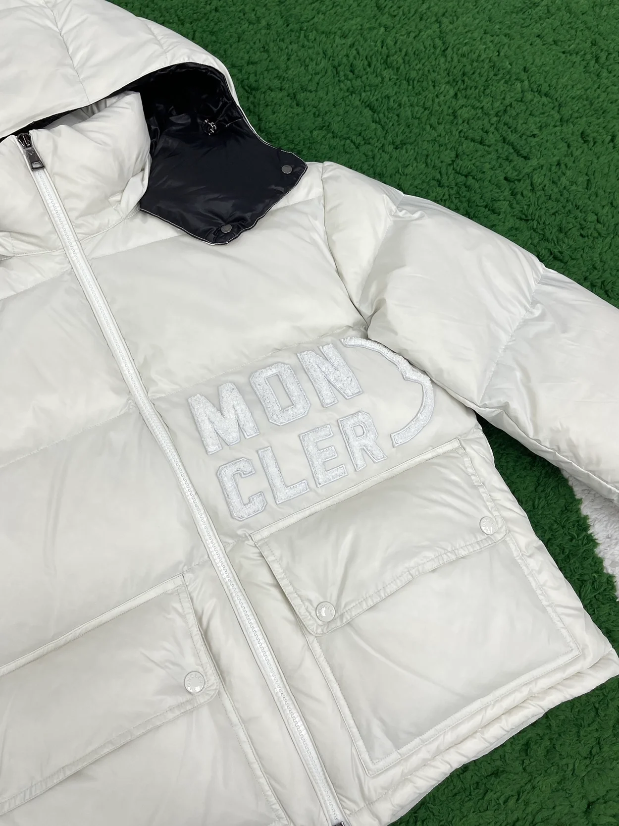 몽클레어 아바에 숏 패딩 다운 자켓