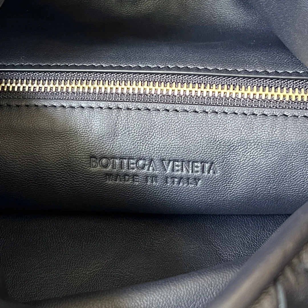 보테가 베네타 라지 홉 네이비