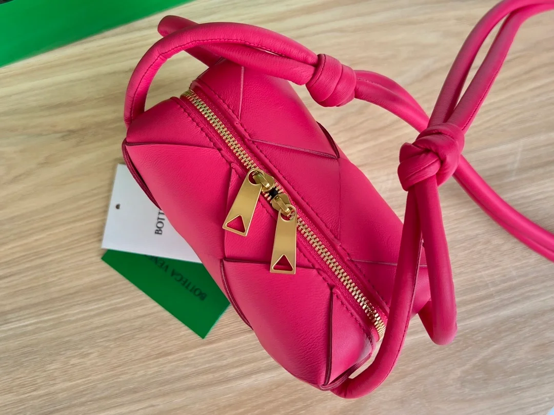 보테가 베네타 미니 카세트백 크렌베리